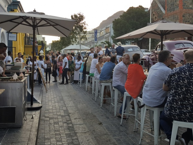First Thursday, Sidewalk diners on Bree Street